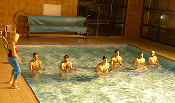 Cours d'aquabike à la piscine des Aveilles à la Motte d'Aveillans en Isère.