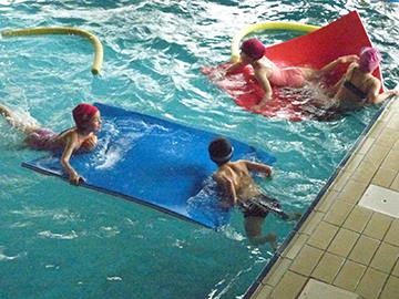 Cours de natation à la piscine des Aveilles à la Motte d'Aveillans en Isère.