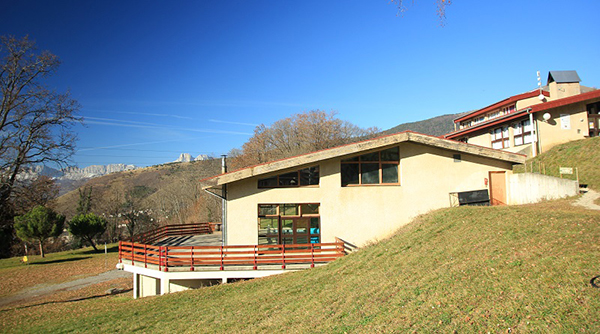 L'extérieur de la piscine des Aveilles à la Motte d'Aveillans en Isère.