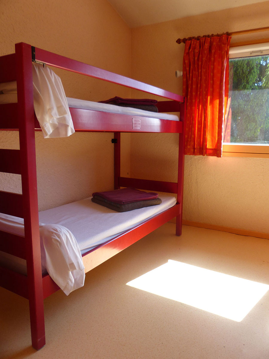 Chambre avec lits superposés des gîtes des Aveilles hébergement en Isère.