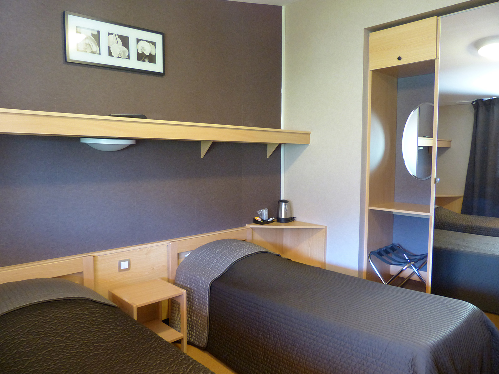 Chambre avec 2 lits simples de l'hôtel des Aveilles hébergement en Isère.