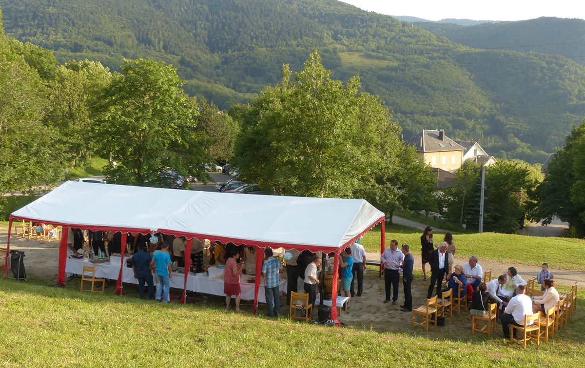 Vin d'honneur de mariage à l'extérieur dans le parc des Aveilles en Isère.